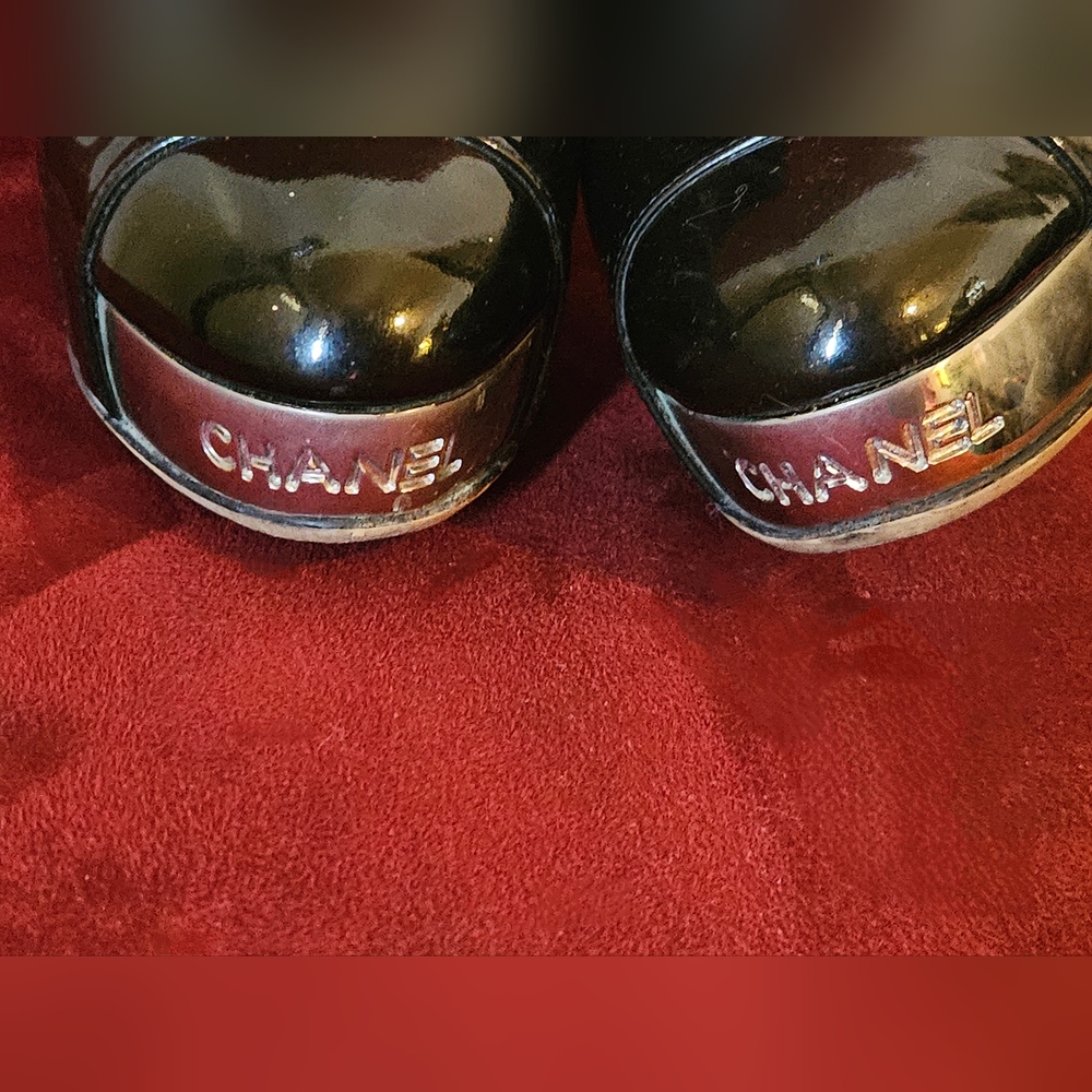 CHANEL Plated Chrome Logo Black Patent Leather Heels Sz38 (8) - Picture 10 of 15